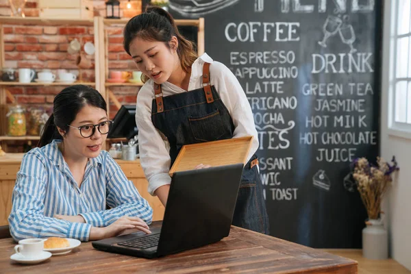 Freelance trabalhando em laptop e café ordem — Fotografia de Stock