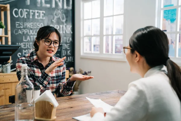 Meisje praat over haar ervaring voor sollicitatiegesprek — Stockfoto