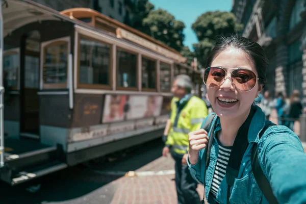 Lady making self picture against cable car — Stock Photo, Image