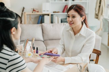 tırnak tamponu kullanıldığında manikürcü gülümseyen
