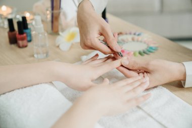 kadın işçisi Nipper ile manikür çivi kaldırmak