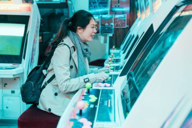 mutlu kız oyun arcade makinesi oynuyor