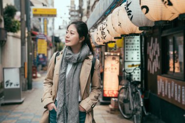 Şehir sokakta yürüyüş kentsel kadın