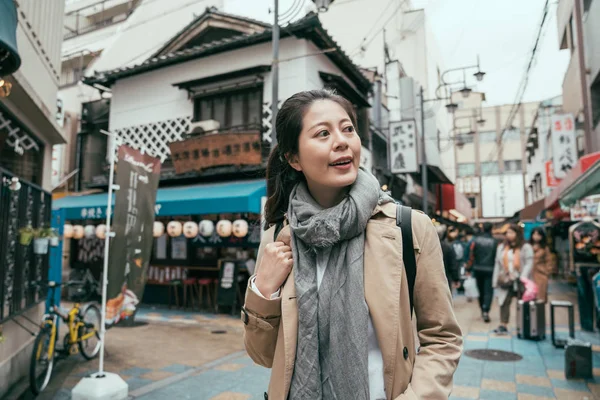 Smiling female searching snacks outdoor market — Stock Photo, Image