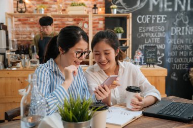 gülümseyen öğrenciler kahvehaneye ara veriyor