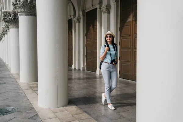 Туристическая прогулка по коридору в монументе римского стиля — стоковое фото