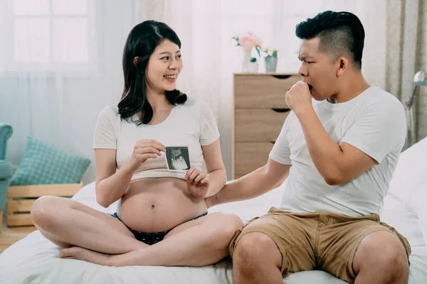 Pareja embarazada mirando la imagen de ultrasonido — Foto de Stock
