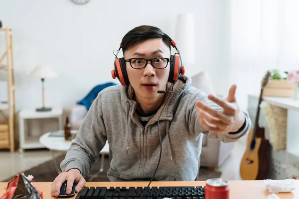 Jongen speelt online PC Game staren monitor — Stockfoto