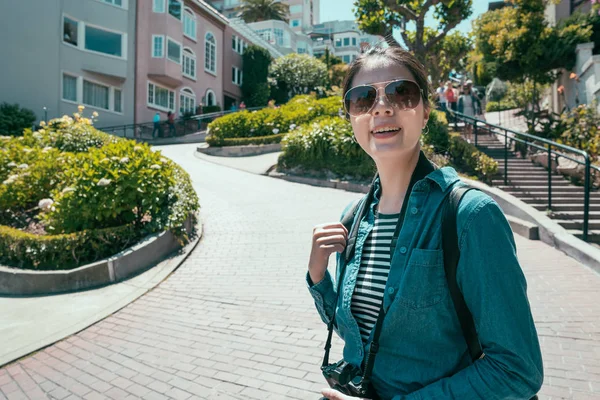 Smiling lady traveler standing on Lombard street — Stock Photo, Image