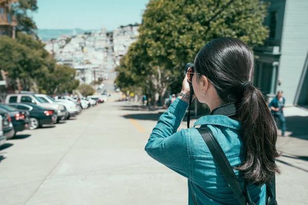 Chica fotografiando turismo lombard calle — Foto de Stock