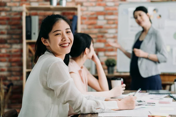 Zelfverzekerde vrouwelijke werknemer kijken naar camera glimlachend — Stockfoto