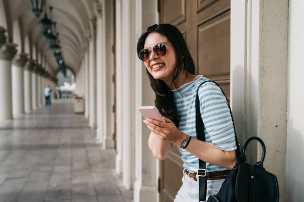 College girl checking social site on smartphone — Stock Photo, Image