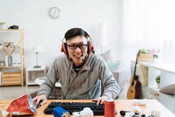 Chico emocionado sonriendo cara cámara como pantalla de aspecto — Foto de Stock