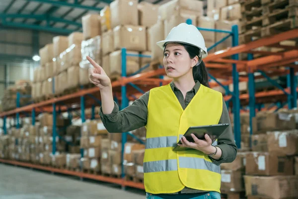 Empleada haciendo inventario en almacén —  Fotos de Stock