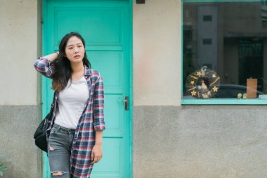 Güzel üniversiteli kız evden çıkıyor.