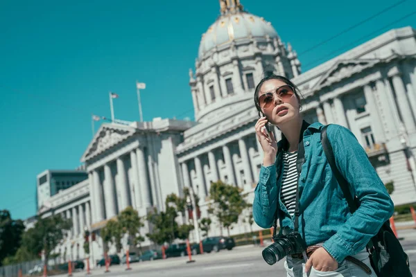 Happy woman in sunglasses calling on smartphone — Stock Photo, Image