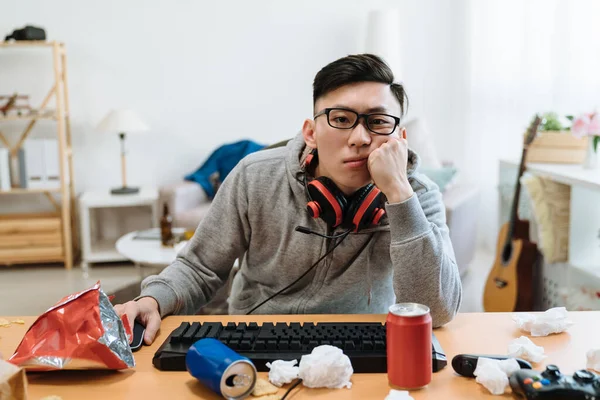 Entediado jogador cara jogar jogos online de vídeo — Fotografia de Stock