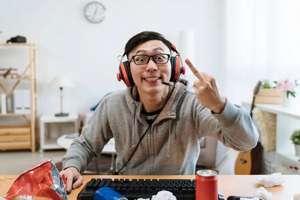 Boze man kijken camera en tonen middelvinger — Stockfoto