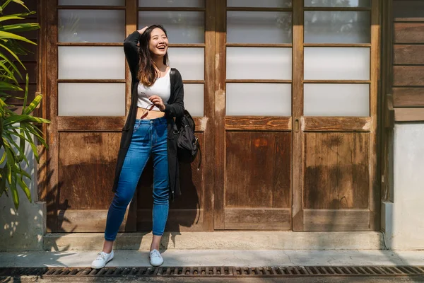 Menina rindo com mochila desfrutar do sol — Fotografia de Stock