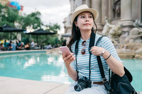 Mulher turista uso telefone celular pesquisa on-line — Fotografia de Stock
