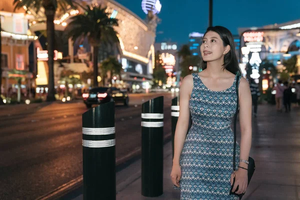 Viajero caminando por la ciudad nocturna en Las Vegas — Foto de Stock