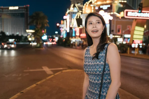 Nieuwsgierige vrouw rond te kijken op stedelijke straat — Stockfoto