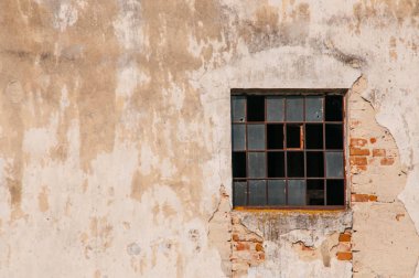 Terk edilmiş evde kırılan pencere ile eski bina