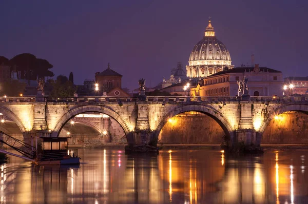 Immagine notturna della Basilica di San Pietro, Ponte Sant Angelo e il fiume Tevere a Roma — Foto Stock