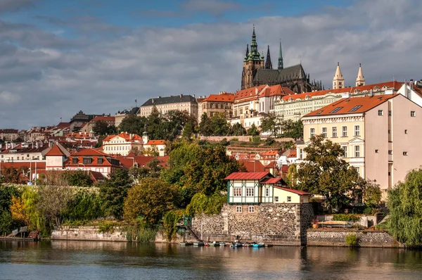 Ciudad vieja de Praga, República de Cech. Castillo de Praha con iglesias, capillas y torres — Foto de Stock