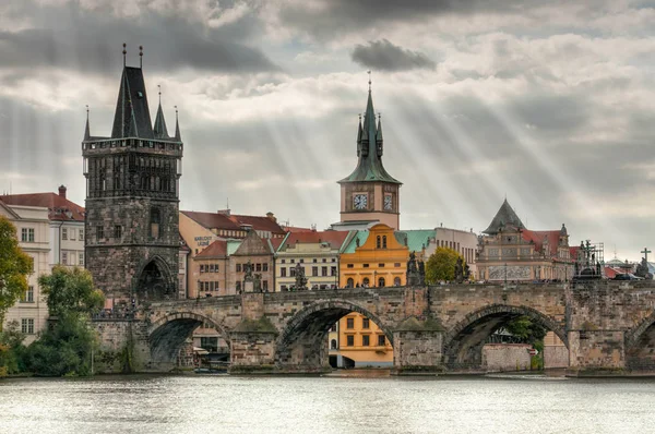 Praga - Puente Charles, República Checa. Vista panorámica del río Moldava — Foto de Stock