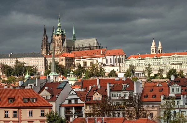 Ciudad vieja de Praga, República de Cech. Castillo de Praha con iglesias, capillas y torres — Foto de Stock