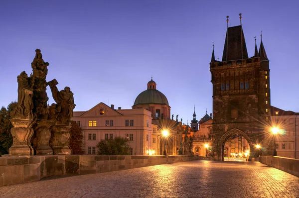 Vista panorámica de la mañana a lo largo del Puente de Carlos hacia la Ciudad Vieja - Praga, República Checa — Foto de Stock