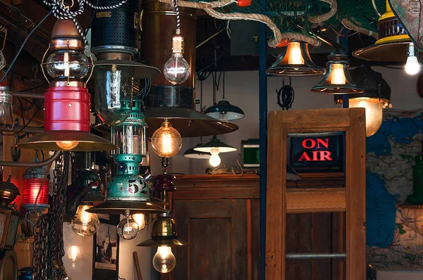 Retro ljus lampor med Edison glödlampan på grunge bakgrund, loppmarknad — Stockfoto