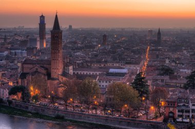 Verona, İtalya şafakta, yukarıdan Nehri ile göster