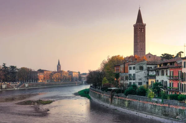 Verona, Italia desde arriba al amanecer, vista con el río — Foto de Stock