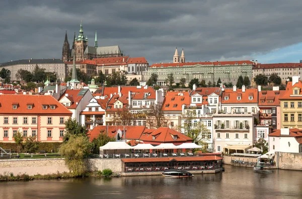 Ciudad vieja de Praga, República de Cech. Castillo de Praha con iglesias, capillas y torres — Foto de Stock