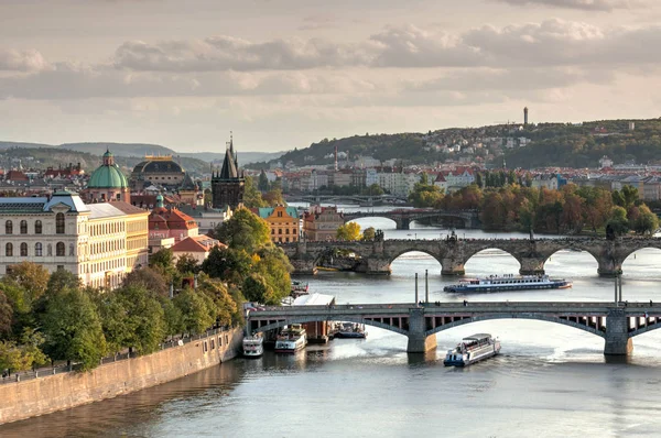 Vista de los puentes sobre el río Moldava en Praga, República Checa — Foto de Stock