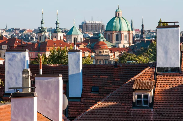 Viejos tejados rojos y chimeneas de Praga. Vista desde arriba — Foto de Stock