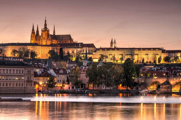 Ciudad vieja de Praga, República de Cech. Castillo de Praha con iglesias, capillas y torre — Foto de Stock