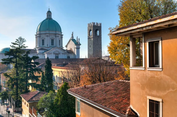 Kopule katedrály Duomo Nuovo, Panorama v Itálie — Stock fotografie