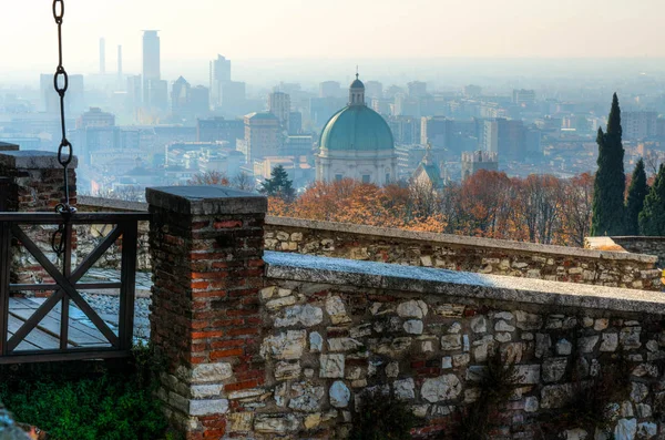 La cúpula de la catedral del Duomo Nuovo, horizonte en Brescia Italia — Foto de Stock