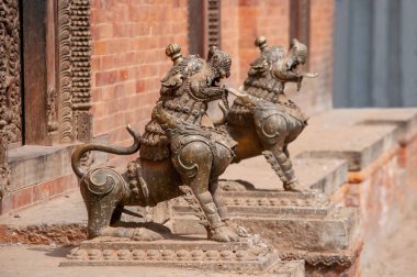Katmandu, Nepal tarihi merkezinde bir tapınağın önünde bir aslan bekçi