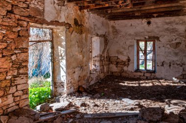 Kıbrıs'ta terk edilmiş harap evin iç. Kırık iç duvar