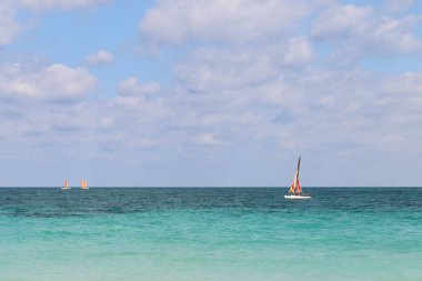Atlantik kıyı boyunca, Küba, Varadero yelken yelkenli 