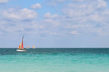 Atlantik kıyı boyunca, Küba, Varadero yelken yelkenli 