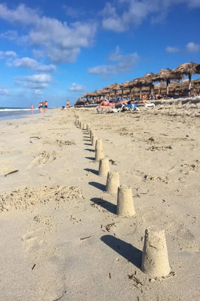 Reihe Von Figuren Aus Sand Strand Kuba Varadero — Stockfoto