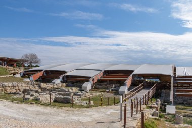 Antik kent, Kıbrıs, Kourion kalıntıları üzerine gölgelik