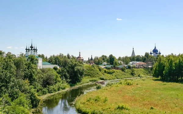 Kilátás nyílik a folyóra Kamenka, Oroszország, Suzdal — Stock Fotó