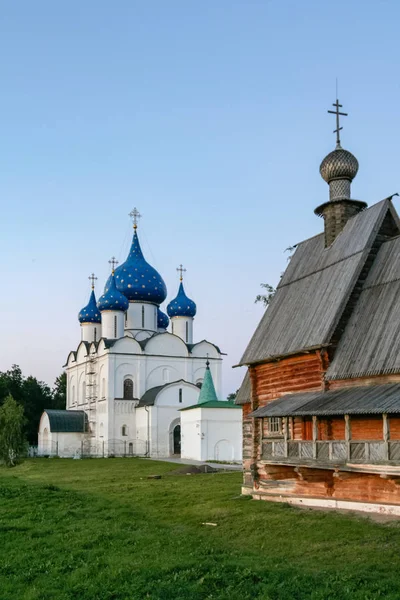 Catedral de la Natividad y la iglesia Nikolskaya, Rusia, Suzdal — Foto de Stock