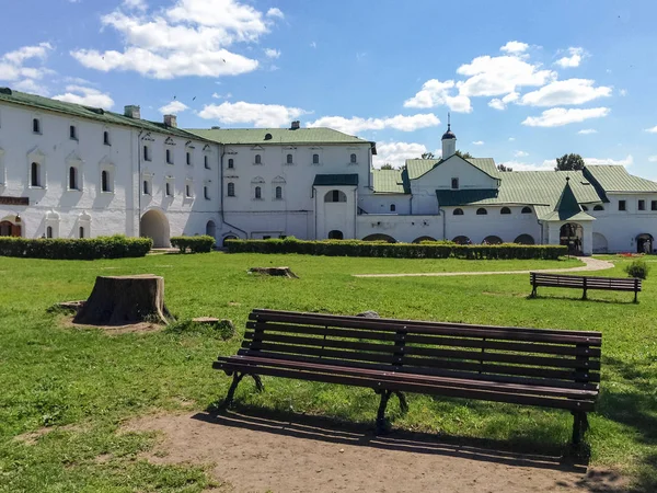 Banco en el territorio del Kremlin de Suzdal, Rusia, Suzdal — Foto de Stock